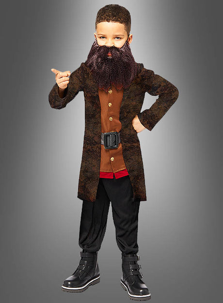 Ein Kind, das das Kinder-Hagrid-Kostüm aus Harry Potter trägt – bestehend aus einem braunen Mantel, einem Kunstbart, einer schwarzen Hose und Stiefeln –, nimmt eine selbstbewusste Pose ein: Eine Hand auf der Hüfte, die andere zeigt vor einem grauen Hintergrund mit Farbverlauf; ideal für junge Fans, die sich gerne authentisch als Hagrid aus der berühmten Zaubererwelt verkleiden möchten.