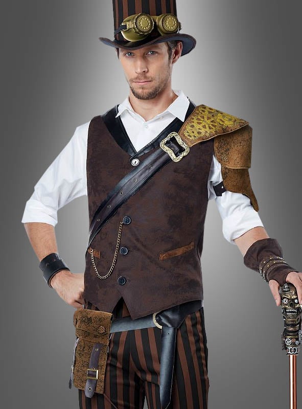 Ein Mann im „Steampunk-Abenteurer“-Kostüm, bestehend aus einer braunen Weste, einer gestreiften Hose, einem Zylinder mit Schutzbrille, Lederaccessoires und einem mechanischen Spazierstock, steht vor einem grauen Hintergrund.