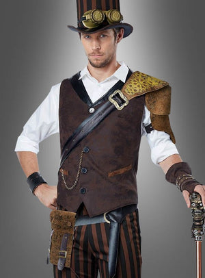 Ein Mann im „Steampunk-Abenteurer“-Kostüm, bestehend aus einer braunen Weste, einer gestreiften Hose, einem Zylinder mit Schutzbrille, Lederaccessoires und einem mechanischen Spazierstock, steht vor einem grauen Hintergrund.