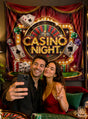 Ein Mann und eine Frau machen ein Selfie vor einem „Casino Night“-Stoffhintergrund (185 x 190 cm, waschbar), auf dem farbenfrohe Spielkarten, Jetons und ein Roulette-Rad abgebildet sind, die eine festliche Atmosphäre im Innenbereich schaffen.