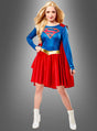 Eine Person, die das Supergirl-Kostüm für Damen von DC Comics trägt – bestehend aus einem blauen Oberteil, einem roten Rock, einem roten Umhang und weißen Stiefeln – steht vor einem grauen Hintergrund; perfekt für Fans, die ein authentisches DC-Comics-Kostüm oder ein klassisches Superhelden-Kostüm suchen.