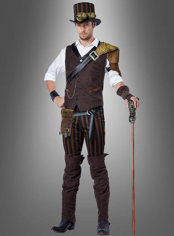 Ein Mann im Steampunk-Abenteurer-Kostüm – bestehend aus Zylinder, Schutzbrille, gestreifter Hose, brauner Weste und Schulterpanzern – hält einen Spazierstock in der Hand und steht vor einem grauen Hintergrund mit Farbverlauf.