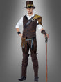 Ein Mann im Steampunk-Abenteurer-Kostüm – bestehend aus Zylinder, Schutzbrille, gestreifter Hose, brauner Weste und Schulterpanzern – hält einen Spazierstock in der Hand und steht vor einem grauen Hintergrund mit Farbverlauf.