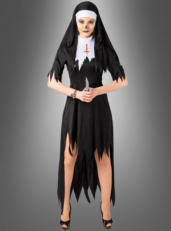 Eine Person, die das Halloween-Nonnen-Damenkostüm mit gezackten Rändern und dunklem Make-up trägt und ein Messer in der Hand hält, steht vor einem grauen Hintergrund und sorgt so für einen authentisch gruseligen Klosterfrauen-Look.