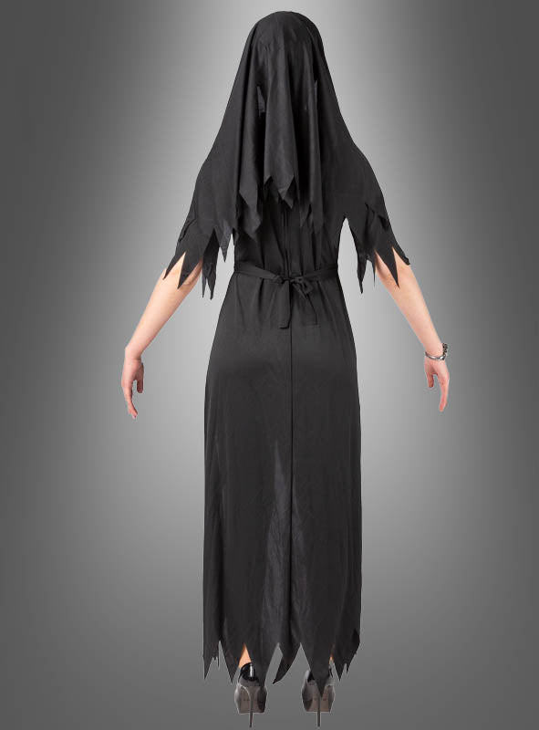 Eine Person steht mit ausgestreckten Armen da, gekleidet in ein langes, schwarzes, zerfetztes Halloween-Nonnenkostüm für Damen und einen schwarzen Schleier, der ihren Kopf bedeckt; fotografiert vor einem grauen Farbverlaufshintergrund.