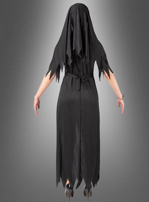 Eine Person steht mit ausgestreckten Armen da, gekleidet in ein langes, schwarzes, zerfetztes Halloween-Nonnenkostüm für Damen und einen schwarzen Schleier, der ihren Kopf bedeckt; fotografiert vor einem grauen Farbverlaufshintergrund.