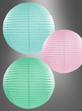 Drei runde Papierlaternen in Pastellfarben (20–45 cm) – eine in Blaugrün, eine in Rosa und eine in Grün – werden vor einem grauen Hintergrund mit einem dezenten Spotlichteffekt präsentiert und eignen sich somit perfekt für eine Party-Dekoration in Pastelltönen oder jeden festlichen Anlass.