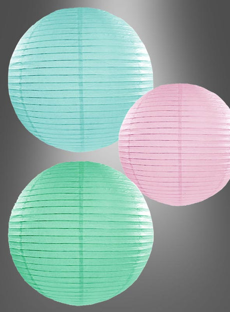 Drei runde Papierlaternen in Pastellfarben (20–45 cm) – eine in Blaugrün, eine in Rosa und eine in Grün – werden vor einem grauen Hintergrund mit einem dezenten Spotlichteffekt präsentiert und eignen sich somit perfekt für eine Party-Dekoration in Pastelltönen oder jeden festlichen Anlass.