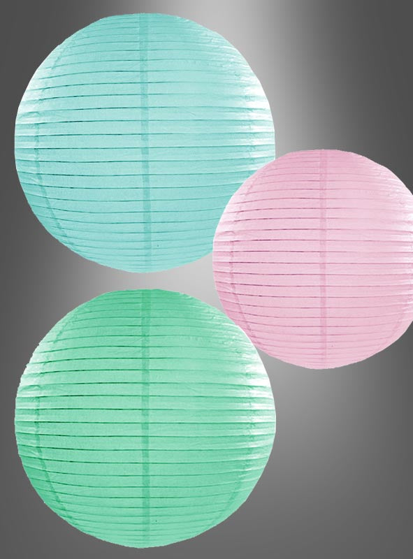 Drei runde Papierlaternen in Pastellfarben (20–45 cm) – eine in Blaugrün, eine in Rosa und eine in Grün – werden vor einem grauen Hintergrund mit einem dezenten Spotlichteffekt präsentiert und eignen sich somit perfekt für eine Party-Dekoration in Pastelltönen oder jeden festlichen Anlass.