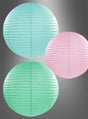 Drei runde Papierlaternen in Pastellfarben (20–45 cm) – eine in Blaugrün, eine in Rosa und eine in Grün – werden vor einem grauen Hintergrund mit einem dezenten Spotlichteffekt präsentiert und eignen sich somit perfekt für eine Party-Dekoration in Pastelltönen oder jeden festlichen Anlass.