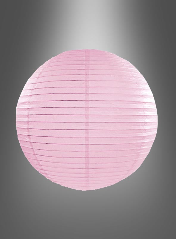 Zentriert vor einem grau abgestuften Hintergrund und von oben beleuchtet, besticht der Papierlampion „Pastellfarben 20–45 cm“ durch zartrosa Papier und feine horizontale Rippen. Dieser bezaubernde Papierlampion ist die perfekte Partydekoration in Pastelltönen, um jedem Anlass eine elegante und sanfte Note zu verleihen.