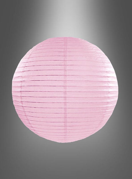 Zentriert vor einem grau abgestuften Hintergrund und von oben beleuchtet, besticht der Papierlampion „Pastellfarben 20–45 cm“ durch zartrosa Papier und feine horizontale Rippen. Dieser bezaubernde Papierlampion ist die perfekte Partydekoration in Pastelltönen, um jedem Anlass eine elegante und sanfte Note zu verleihen.