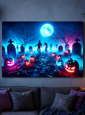Das waschbare Stoffbanner „Zombie Friedhof“ (190 x 270 cm), das über einem Sofa aufgehängt ist, zeigt eine nächtliche Friedhofsszene voller leuchtender Kürbislaternen, Zombies, Grabsteine, blattloser Bäume und eines Vollmonds vor einem blau-lila Himmel. Diese ultimative Halloween-Dekoration verfügt über einen beeindruckenden UV-Effekt, der das gruselige Motiv nach Einbruch der Dunkelheit zum Leben erweckt.