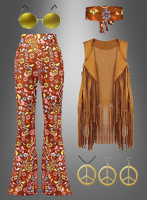 Ein Retro-Outfit im Stil der 1970er Jahre: das „Hippie-Komplettkostüm Earth Love“ mit einer geblümten Schlaghose, einer Weste mit Fransen, einem Stirnband, einer runden gelben Sonnenbrille sowie Ohrringen und einer Halskette mit Peace-Zeichen vor grauem Hintergrund – dieses Outfit verkörpert perfekt den Flower-Power-Spirit.