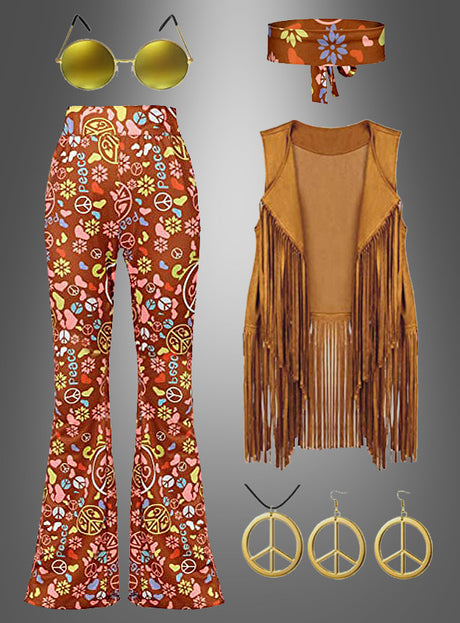 Ein Retro-Outfit im Stil der 1970er Jahre: das „Hippie-Komplettkostüm Earth Love“ mit einer geblümten Schlaghose, einer Weste mit Fransen, einem Stirnband, einer runden gelben Sonnenbrille sowie Ohrringen und einer Halskette mit Peace-Zeichen vor grauem Hintergrund – dieses Outfit verkörpert perfekt den Flower-Power-Spirit.