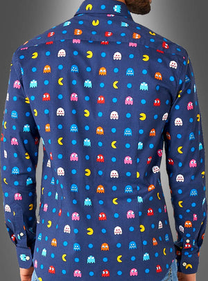 Eine Person ist von hinten zu sehen, die das Pac-Man-Hemd von OppoSuits trägt, das sich durch ein verspieltes blaues Design mit Pac-Man- und Geistermotiven auszeichnet. Dieses unverwechselbare Pac-Man-Herrenhemd eignet sich ideal für jede 80er-Jahre-Mottoparty und setzt vor dem schlichten grauen Hintergrund mit Farbverlauf ein markantes Statement.
