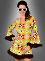 Eine Frau trägt das „70er Retrokleid Damen grün-braun“ – ein Retro-Kleid mit grünem, orangefarbenem und gelbem Muster sowie braunen Verzierungen –, dazu eine weiße Sonnenbrille, und posiert vor einem Hintergrund mit Farbverlauf. Dies ist die perfekte Wahl für jede Mottoparty oder eine Feier im Vintage-Stil.