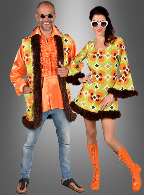 Zwei Personen in farbenfrohen Retro-Outfits, darunter das „70er-Retrokleid für Damen in Grün-Braun“ mit leuchtend orangefarbenen, grünen und braunen Mustern, stehen vor einem grauen Hintergrund – die perfekte Inspiration für dein nächstes Mottoparty-Kleid oder dein 70er-Jahre-Damenkostüm.