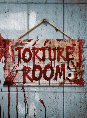 An einer gefliesten Wand hängt ein blutbespritztes „Halloween Schild Deluxe“ aus Holz (33 x 19 cm), dessen rustikale Holzoptik die gruselige Szenerie unterstreicht; auf dem Schild sind ein künstliches Auge und ein abgetrennter Finger als gruselige Halloween-Dekoration angeordnet.