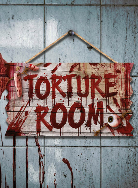 An einer gefliesten Wand hängt ein blutbespritztes „Halloween Schild Deluxe“ aus Holz (33 x 19 cm), dessen rustikale Holzoptik die gruselige Szenerie unterstreicht; auf dem Schild sind ein künstliches Auge und ein abgetrennter Finger als gruselige Halloween-Dekoration angeordnet.
