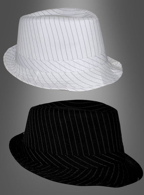 Zwei Fedora-Hüte mit der Aufschrift „Mafia Gangster Hut gestreift“ auf grauem Hintergrund – einer in Weiß mit schwarzen Streifen oben und einer in Schwarz mit weißen Streifen unten – klassische Accessoires, die an die Gangster der 1920er Jahre erinnern.