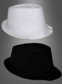 Zwei Fedora-Hüte mit der Aufschrift „Mafia Gangster Hut gestreift“ auf grauem Hintergrund – einer in Weiß mit schwarzen Streifen oben und einer in Schwarz mit weißen Streifen unten – klassische Accessoires, die an die Gangster der 1920er Jahre erinnern.