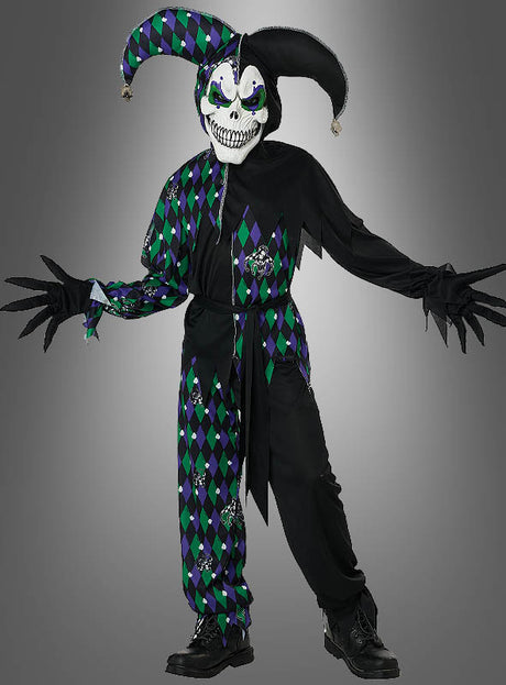 Eine Person im grünen und schwarzen Harlekin-Halloween-Kinderkostüm, bestehend aus einer Totenkopfmaske, einem schwarz-grünen Anzug im Harlekin-Muster, großen Handschuhen und einer Narrenmütze mit Glöckchen, steht mit leicht ausgestreckten Armen da – perfekt als gruseliges Kinderkostüm oder Clown-Halloween-Kinderkostüm.