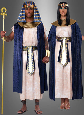 Im Ägypter-Kostüm für Damen und Herren verkörpern zwei Personen den Charme des alten Ägyptens – ideal als auffälliges Partnerkostüm für den Karneval. Zu ihren aufeinander abgestimmten Outfits gehören blaue Umhänge, goldene Kragen, gemusterte Gürtel und kunstvolle Kopfbedeckungen. Eine Person trägt einen Stab, um dieses königliche Ensemble zu vervollständigen.
