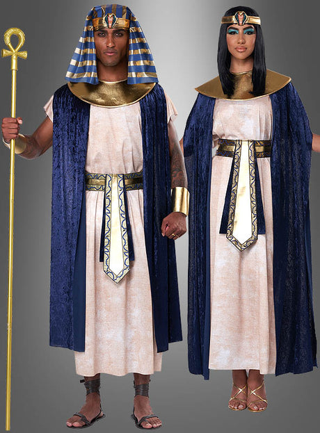 Im Ägypter-Kostüm für Damen und Herren verkörpern zwei Personen den Charme des alten Ägyptens – ideal als auffälliges Partnerkostüm für den Karneval. Zu ihren aufeinander abgestimmten Outfits gehören blaue Umhänge, goldene Kragen, gemusterte Gürtel und kunstvolle Kopfbedeckungen. Eine Person trägt einen Stab, um dieses königliche Ensemble zu vervollständigen.