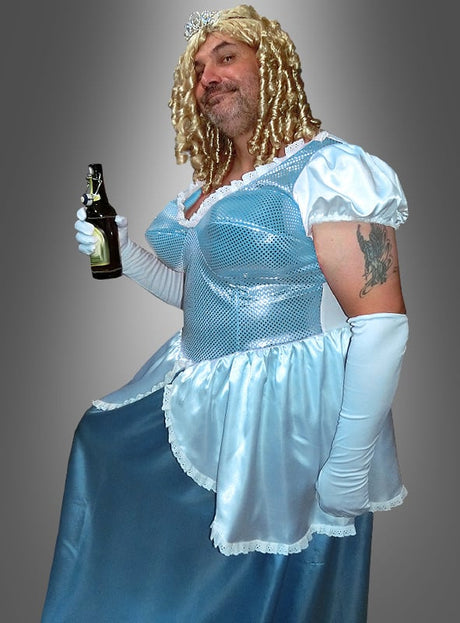 Ein Mann, der das „Flaschenputtel-Prinzessinnenkostüm für Männer“ trägt – ein blaues Prinzessinnenkleid mit einer blonden Perücke –, lächelt, während er eine Bierflasche in der Hand hält, und gibt dabei den Blick auf ein Tattoo auf seinem Oberarm frei, das sich vor einem schlichten Hintergrund abhebt.