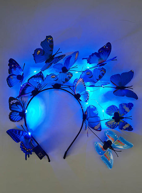 Das „Schmetterling“-Haarreif mit LED besteht aus einem schwarzen Band, das mit blauen Kunstschmetterlingen und leuchtend blauen LED-Lichtern verziert ist, die kunstvoll in einem Halbkreis vor einem schlichten weißen Hintergrund angeordnet sind – ein ideales Statement-Accessoire für Ihr „Schmetterling“-Kostüm.