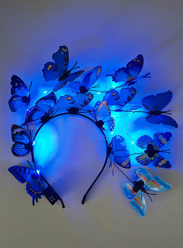 Das „Schmetterling“-Haarreif mit LED besteht aus einem schwarzen Band, das mit blauen Kunstschmetterlingen und leuchtend blauen LED-Lichtern verziert ist, die kunstvoll in einem Halbkreis vor einem schlichten weißen Hintergrund angeordnet sind – ein ideales Statement-Accessoire für Ihr „Schmetterling“-Kostüm.