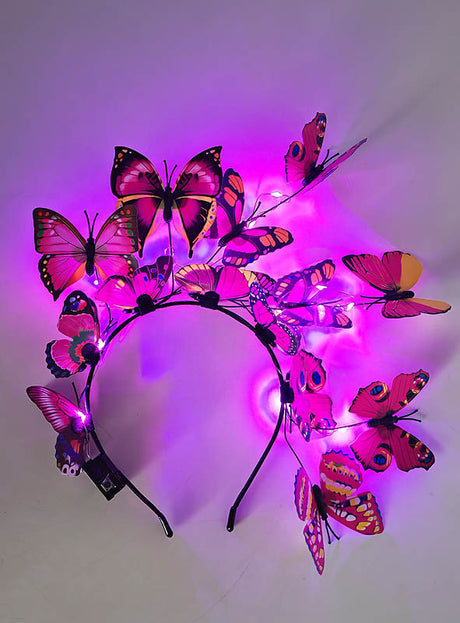 Das „Schmetterling“-Haarreif mit LED ist ein schwarzes Haarband, das mit rosa und lila Kunstschmetterlingen sowie kleinen lila LED-Lämpchen verziert ist, die wunderschön in Bogenform angeordnet sind – ideal, um dein Schmetterling-Kostüm abzurunden oder jedem Outfit einen verspielten Akzent zu verleihen.