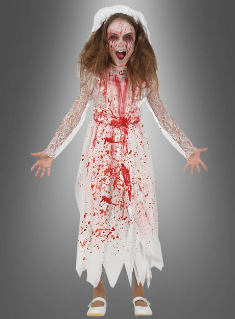 Ein Kind, das das „Zombie Braut“-Kinder-Halloween-Kostüm trägt – bestehend aus einem weißen, blutbespritzten Kleid, Gesichtsbemalung, zerzausten Haaren und einem Schrei mit offenem Mund –, posiert vor einem grauen Hintergrund.
