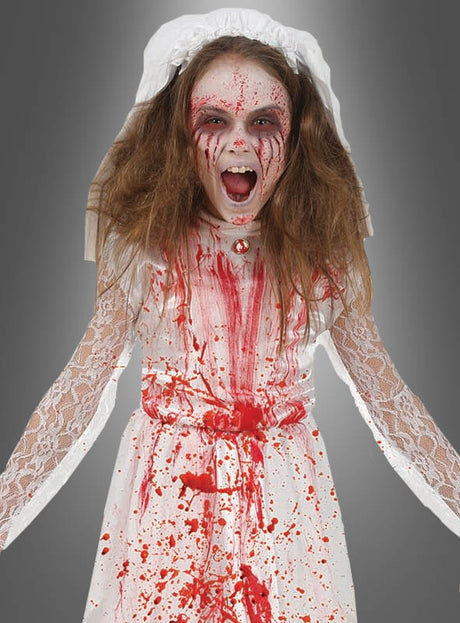 Ein Kind in einem blutbespritzten weißen Spitzenkleid und Schleier, mit zerzaustem Haar und rotem Make-up, schreit vor einem grauen Hintergrund – ein wahrhaft gruseliges „Zombie-Braut-Kinder“-Halloween-Kostüm, perfekt für Halloween.