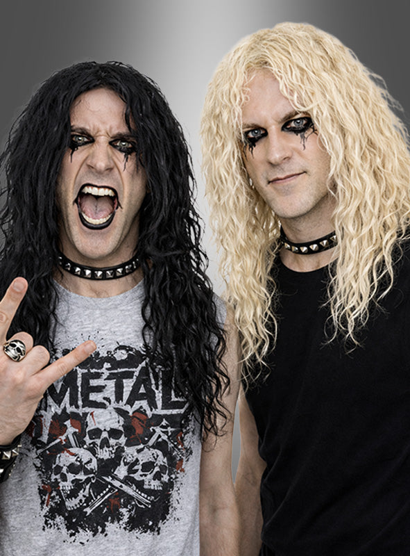 Zwei Männer mit langen Locken, die die „Langhaar-Perücke Rocker Heavy Metal“ tragen, stark geschminkte Augen und Nieten-Halsbänder, posieren vor einem grauen Hintergrund; der eine trägt ein Metal-T-Shirt mit Totenkopfmotiv und zeigt das klassische Rock-Handzeichen, während der andere ein schwarzes Tanktop trägt – die perfekte Stilinspiration für eine 80er-Jahre-Party.