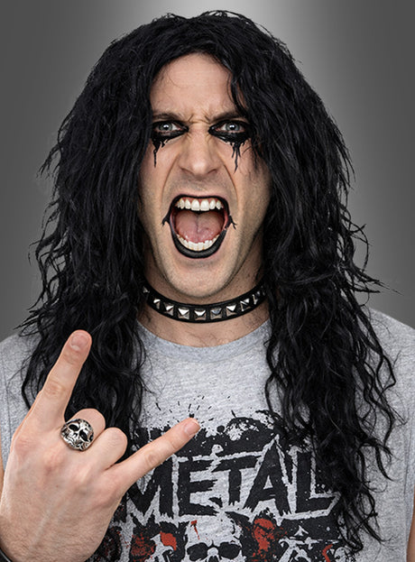 Eine Person mit langen schwarzen Haaren, die im Stil der „Langhaar-Perücke Rocker Heavy Metal“ frisiert sind, und dramatischem Make-up trägt ein mit Nieten besetztes Halsband, ein graues Metal-Band-Shirt und macht die „Devil Horns“-Geste, während sie laut schreit – perfekt für eine 80er-Jahre-Party oder jeden, der seinen inneren Rocker-Geist zum Ausdruck bringen möchte.