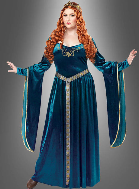 Eine Person, die das XXL-Mittelalterkleid „Lady Guinevere“ in langem Blau mit goldenen Verzierungen, einem verzierten Gürtel und einer Kopfbedeckung trägt, steht vor einem grauen Hintergrund. Dieses elegante Mittelalterkostüm in Übergröße eignet sich perfekt für historische Nachstellungen oder Themenveranstaltungen.