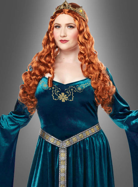 Vor einem grauen Hintergrund steht eine Person mit langen, lockigen roten Haaren, die eine goldene Krone und das „XXL Mittelalterkleid Lady Guinevere“ – ein blaugrünes Kleid im mittelalterlichen Stil – trägt.
