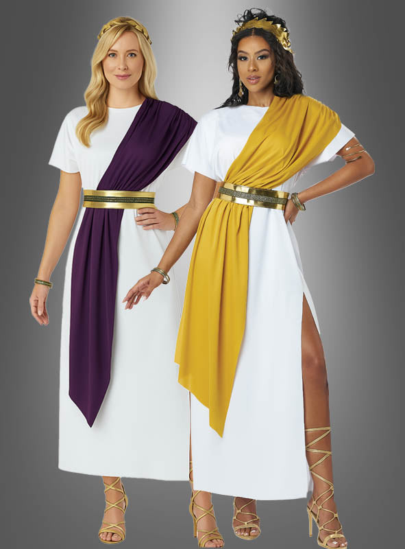 Zwei Frauen in eleganten weißen Kostümen im Stil der „Göttliche römische Toga Damen“ mit goldenen Gürteln und Sandalen – die eine mit einer violetten Schärpe, die andere mit einer goldenen Schärpe – stehen anmutig vor einem grauen Hintergrund.