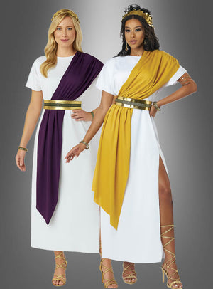 Zwei Frauen in eleganten weißen Kostümen im Stil der „Göttliche römische Toga Damen“ mit goldenen Gürteln und Sandalen – die eine mit einer violetten Schärpe, die andere mit einer goldenen Schärpe – stehen anmutig vor einem grauen Hintergrund.