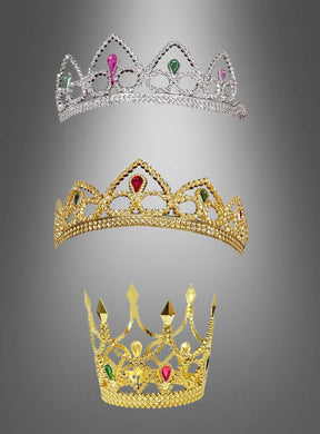 Drei mit Edelsteinen besetzte Kronen – die „Prinzessin Krone“ in Gold- und Silberausführung sowie eine hochspitze Goldkrone, die vom „Prinzessin Diadem“ inspiriert ist – sind vertikal vor einem grauen Hintergrund mit Farbverlauf dargestellt.