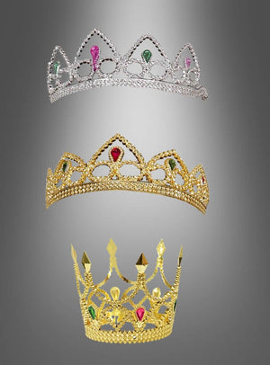 Drei mit Edelsteinen besetzte Kronen – die „Prinzessin Krone“ in Gold- und Silberausführung sowie eine hochspitze Goldkrone, die vom „Prinzessin Diadem“ inspiriert ist – sind vertikal vor einem grauen Hintergrund mit Farbverlauf dargestellt.