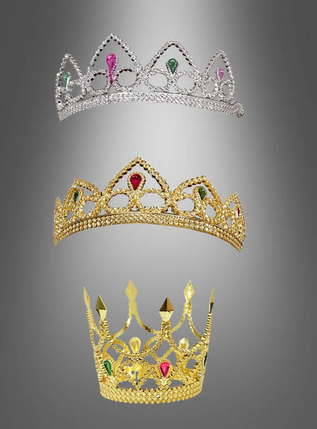 Drei mit Edelsteinen besetzte Kronen – die „Prinzessin Krone“ in Gold- und Silberausführung sowie eine hochspitze Goldkrone, die vom „Prinzessin Diadem“ inspiriert ist – sind vertikal vor einem grauen Hintergrund mit Farbverlauf dargestellt.