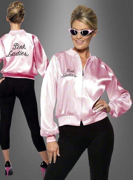Eine Frau präsentiert die „Pink Lady Jacke Grease 60er Jahre“, kombiniert mit einer schwarzen Hose, High Heels und einer Cat-Eye-Sonnenbrille. Die glänzende rosa Jacke ist sowohl auf der Vorder- als auch auf der Rückseite mit dem Schriftzug „Pink Ladies“ versehen und wird vor einem grauen Hintergrund mit Farbverlauf aus beiden Blickwinkeln gezeigt – perfekt für jedes „Grease“-Kostüm.