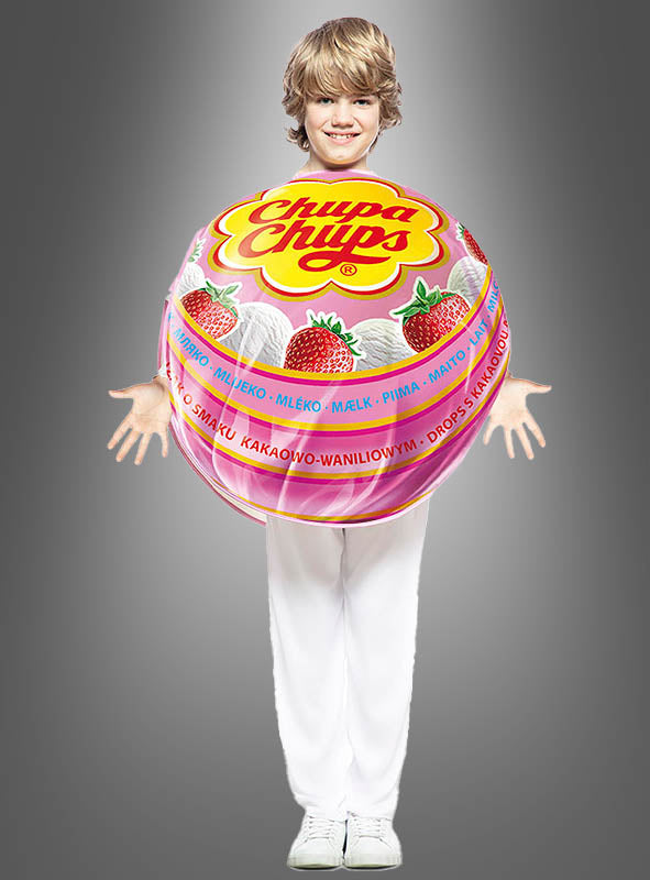 Ein lächelndes, ganz in Weiß gekleidetes Kind trägt das Chupa Chups-Lutscher-Kostüm für Kinder, das mit Erdbeer- und Milchmotiven verziert ist, die von der legendären Bonbonverpackung inspiriert sind und sich vor einem grauen Hintergrund abheben – damit ist es das ideale Fasching-Kinderkostüm für kleine Fans des süßen Stils.