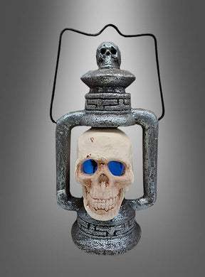 Die Halloween-Laterne mit Licht (35 cm) besticht durch ihr metallisches Laternen-Design mit einem Totenkopf im Inneren, leuchtend blauen Augen und einem kleineren Totenkopf-Detail oben – eine auffällige Halloween-Laterne, die sich perfekt als Halloween-Dekoration für Ihre gruseligen Feiern eignet.