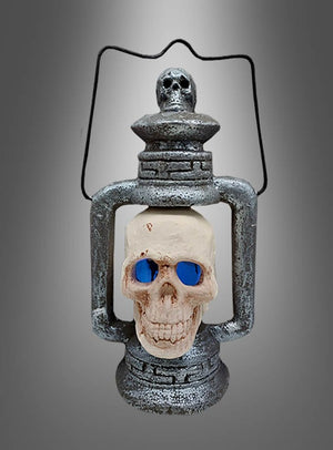 Die Halloween-Laterne mit Licht (35 cm) besticht durch ihr metallisches Laternen-Design mit einem Totenkopf im Inneren, leuchtend blauen Augen und einem kleineren Totenkopf-Detail oben – eine auffällige Halloween-Laterne, die sich perfekt als Halloween-Dekoration für Ihre gruseligen Feiern eignet.