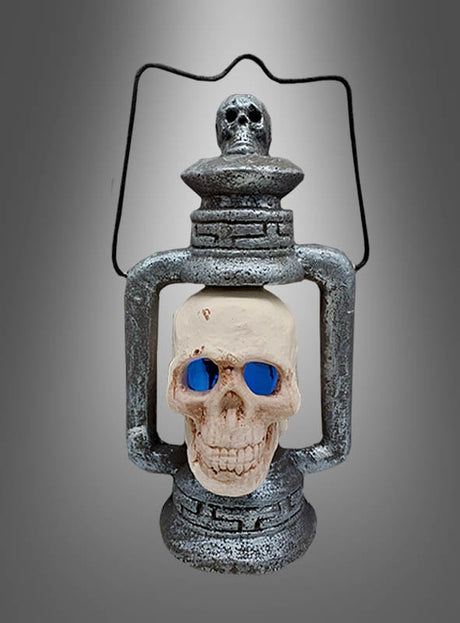 Die Halloween-Laterne mit Licht (35 cm) besticht durch ihr metallisches Laternen-Design mit einem Totenkopf im Inneren, leuchtend blauen Augen und einem kleineren Totenkopf-Detail oben – eine auffällige Halloween-Laterne, die sich perfekt als Halloween-Dekoration für Ihre gruseligen Feiern eignet.