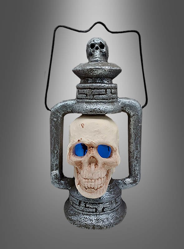 Die Halloween-Laterne mit Licht (35 cm) besticht durch ihr metallisches Laternen-Design mit einem Totenkopf im Inneren, leuchtend blauen Augen und einem kleineren Totenkopf-Detail oben – eine auffällige Halloween-Laterne, die sich perfekt als Halloween-Dekoration für Ihre gruseligen Feiern eignet.